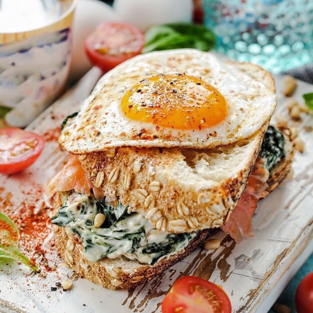 Сытный утренний сэндвич с рыбкой и яйцом