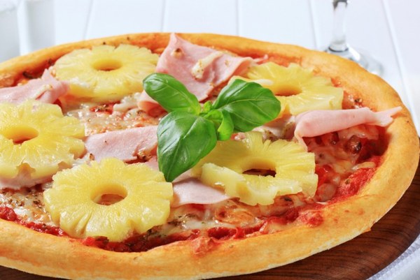 Гавайская пицца с ананасами