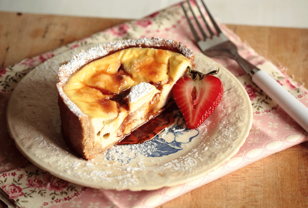 Бисквитный пирог с ревенем и грецким орехом в мультиварке