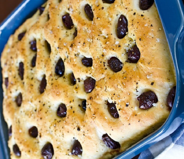 Хлеб с чесноком и оливками