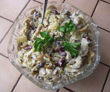 Салат из цветной капусты с фасолью и шампиньонами