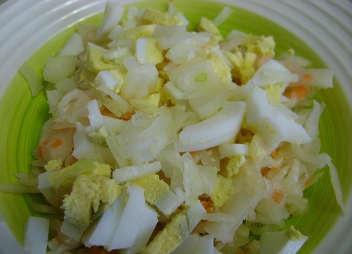 Салат из квашеной капусты с отварными яйцами и сыром