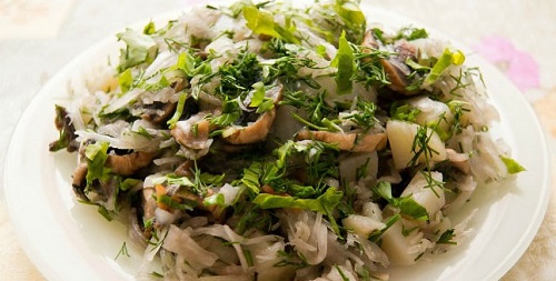 Салат из квашеной капусты с отварной фасолью и кусочками филе слабосоленой сельди