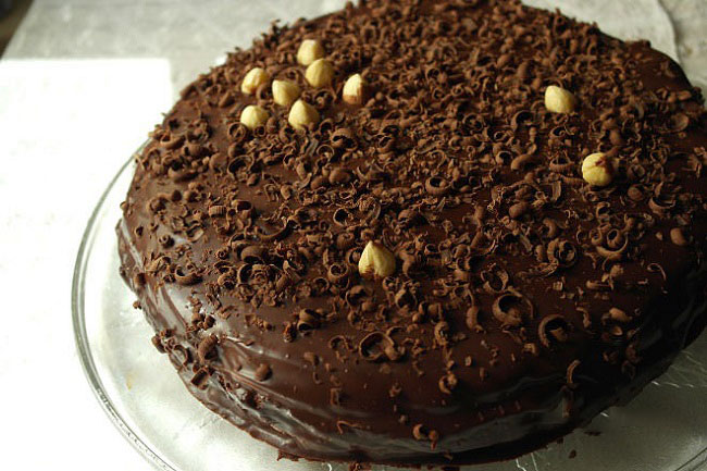 Шоколадный торт с фундуком