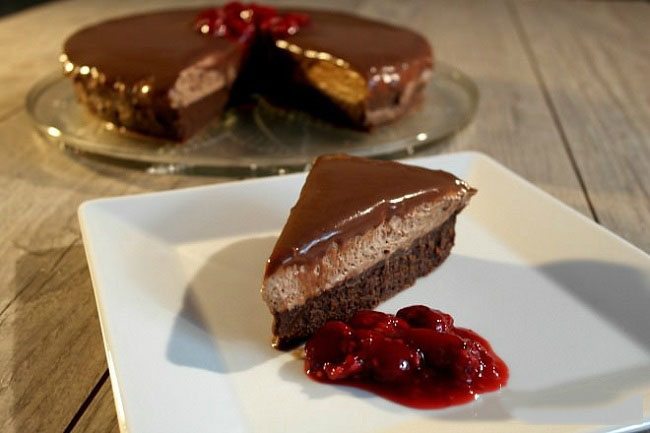 Шоколадный торт с малиной