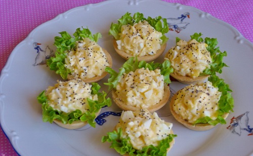 Тарталетки с сыром и ананасами