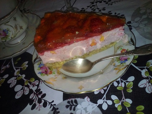 Творожный торт с клубникой и желе